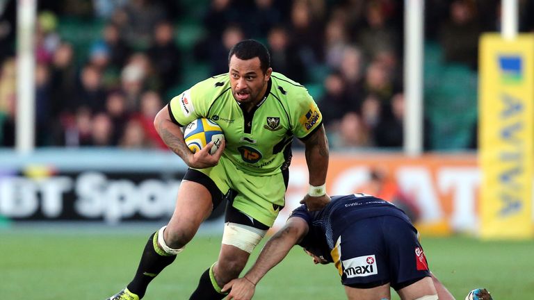 Samu Manoa breaks through a tackle by Worcester&#39;s Mariano Galarza