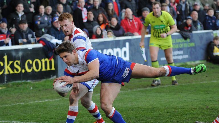 Tom Makinson touches down for St Helens