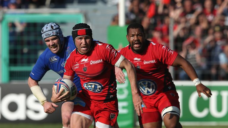 Matt Giteau on the charge for Toulon