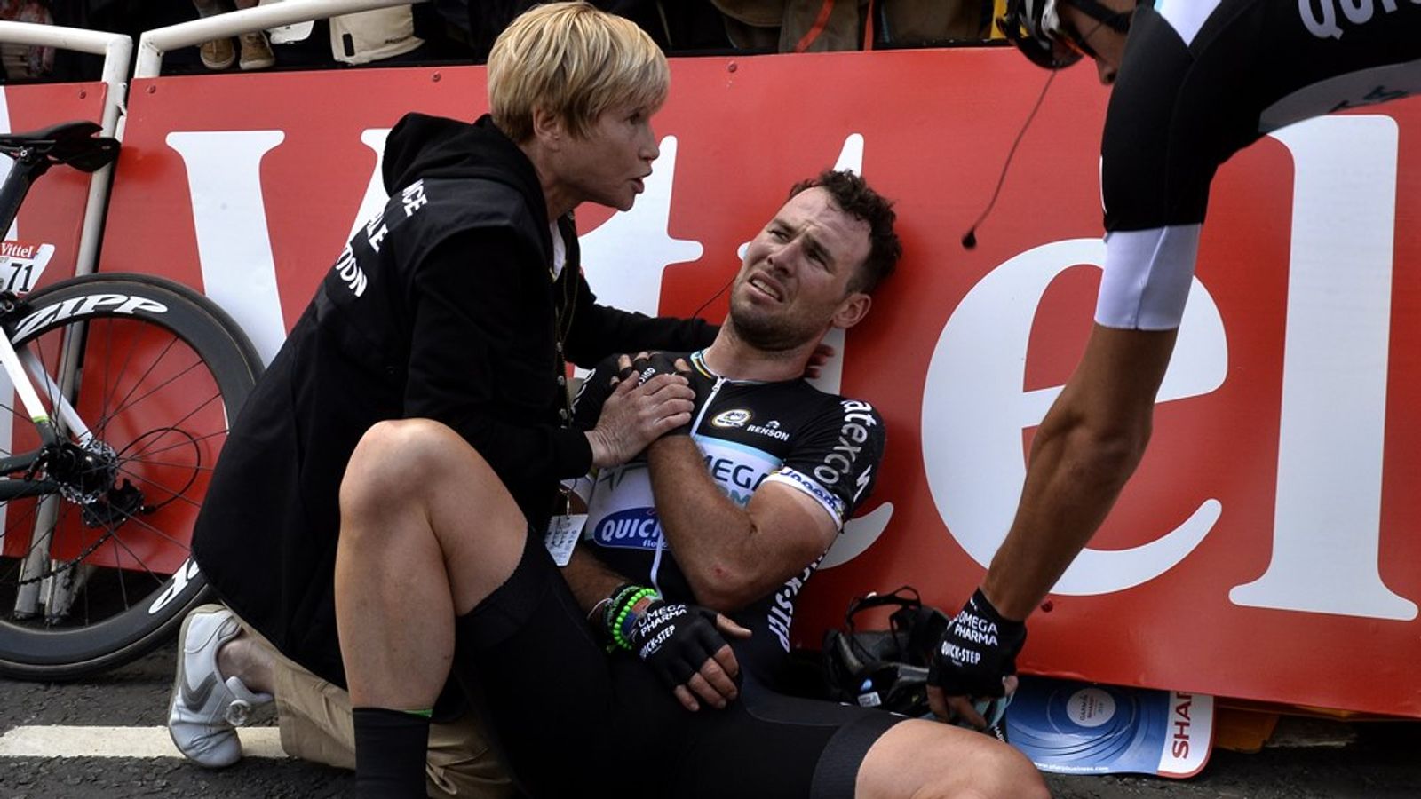 Tour de France Apologetic Mark Cavendish dislocates collarbone in