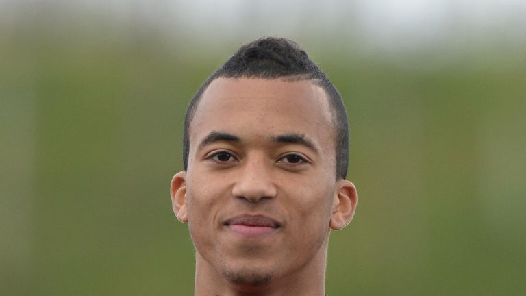 David Henen: Signs for Everton on loan