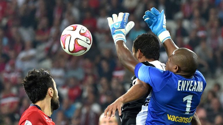 Lille's Nigerian goalkeeper Vincent Enyeama tries to claim the ball