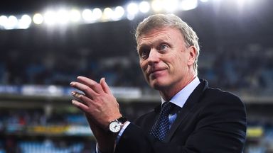 Head coach David Moyes of Real Sociedad acknowledges the crowd