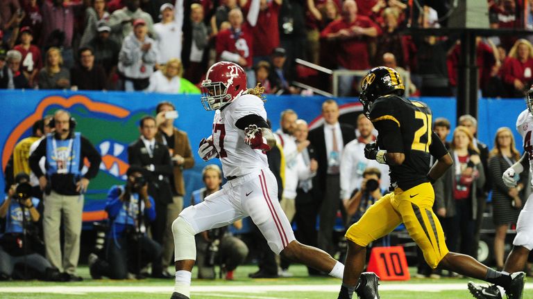 alabama running back derrick henry rushes for a fourth quarter