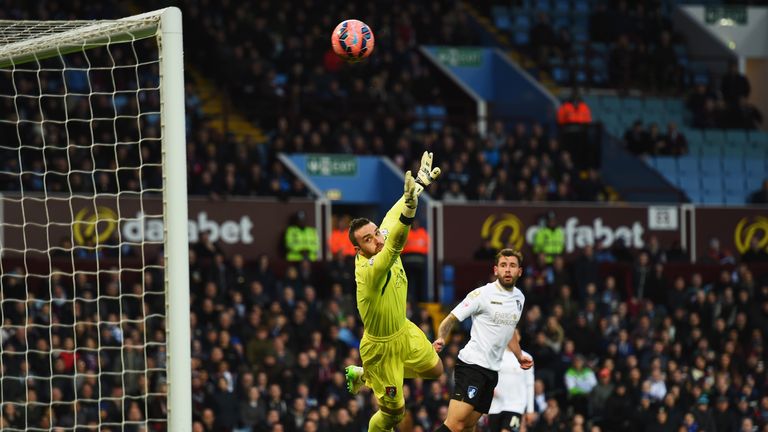Gil beats Lee Camp to break the deadlock.