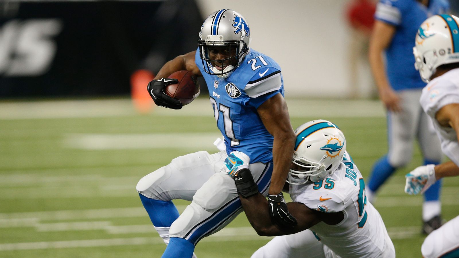 Detroit Lions running back Reggie Bush (21) with his knee wrapped in ice  after an NFL football game against the Green Bay Packers at Ford Field in  Detroit, Thursday, Nov. 28, 2013. (