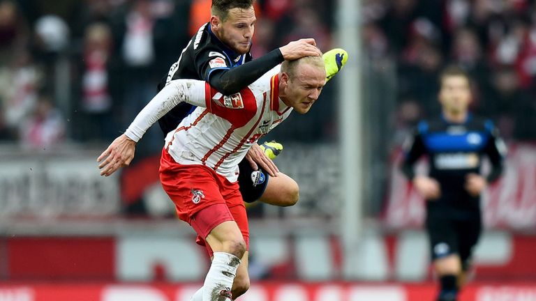 Marvin Bakalorz (Paderborn) tussles with Kevin Vogt