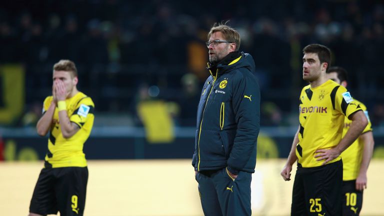 Jurgen Klopp reacts with his players Ciro Immobile and Sokratis Papastathopoulos