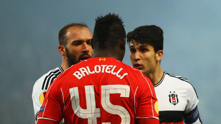 Mario Balotelli argues with Besiktas players