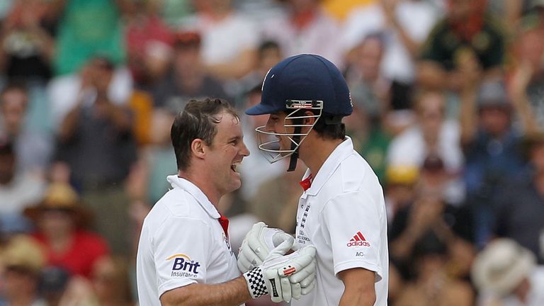 Strauss y Alastair Cook se combinan mientras Inglaterra anota un enorme 517-1