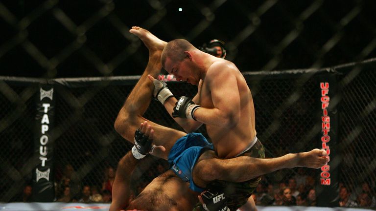 Bisping smashes Sinosic on the ground