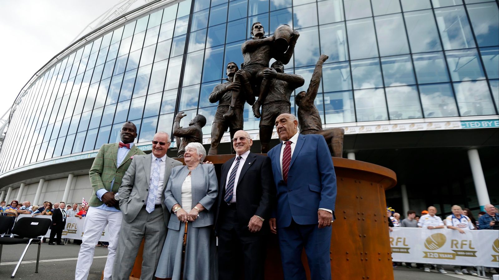 Rugby League legends immortalised in Wembley statue | Rugby League News