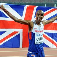 Great Britain's Mo Farah celebrates after winning gold in the Men's 10,000 Metres