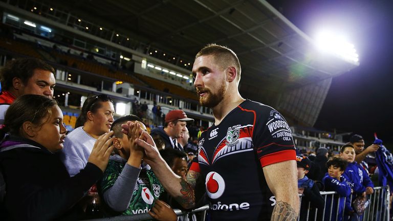Sam Tomkins thanks New Zealand Warriors supporters after playing his final home game for the club