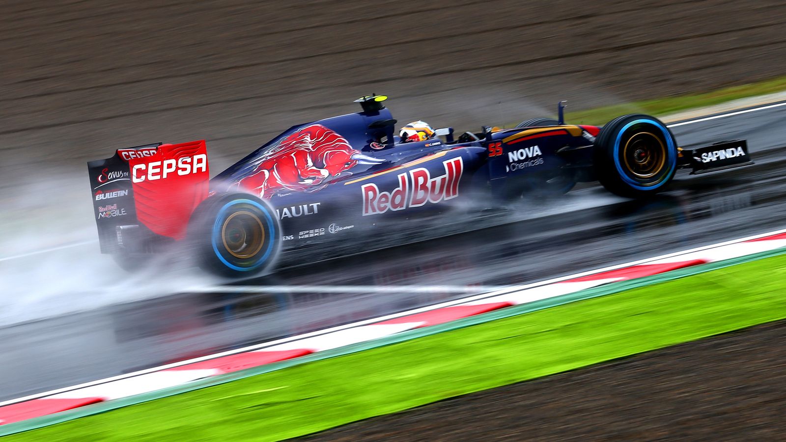 Sky sports f1. F1 дождь. Формула 1 дождь 2020. Формула 1 дождь обои. F1 in Rain 2022 HD.