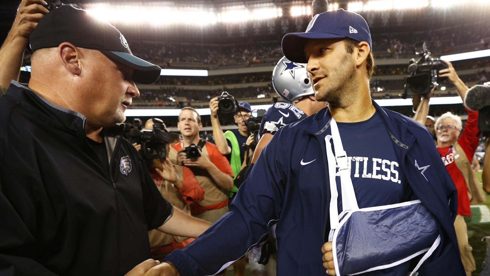 Tony Romo re-injures collarbone, could miss rest of season