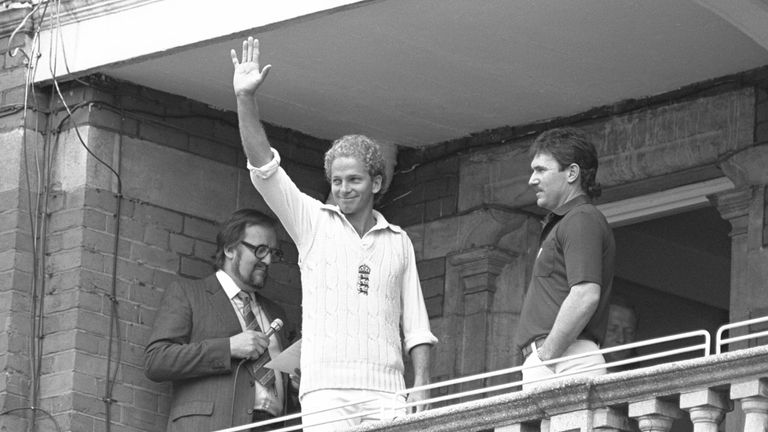 David Gower de Inglaterra en el balcón con Allan Border de Australia (derecha) después de la victoria de Inglaterra en las cenizas de 1985