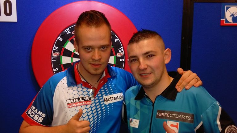 Max Hopp (l) beat Nathan Aspinall to become World Youth Champion