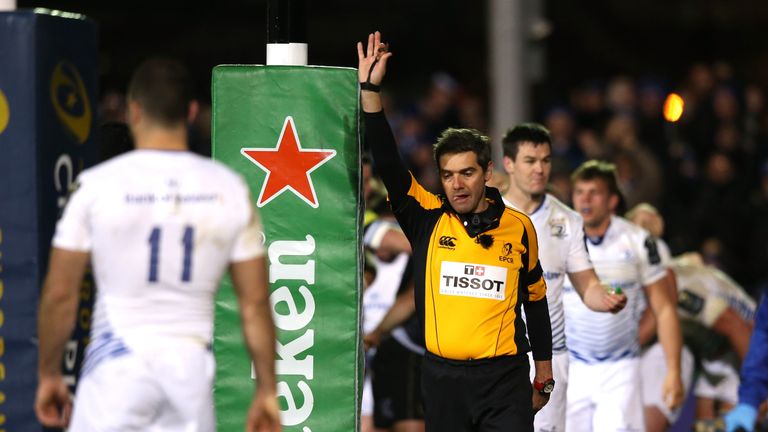 Referee Jerome Garces awards a penalty try to Bath