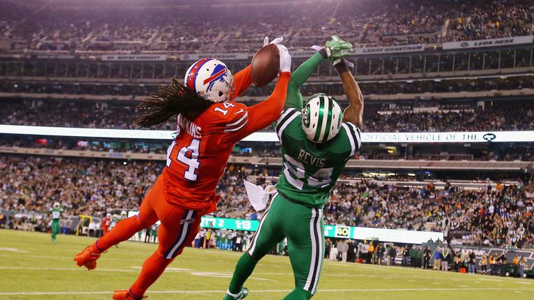 East Rutherford, New Jersey, USA. 8th Sep, 2019. Buffalo Bills defensive  end Shaq Lawson (90) during a NFL game between the Buffalo Bills and the  New York Jets at MetLife Stadium in