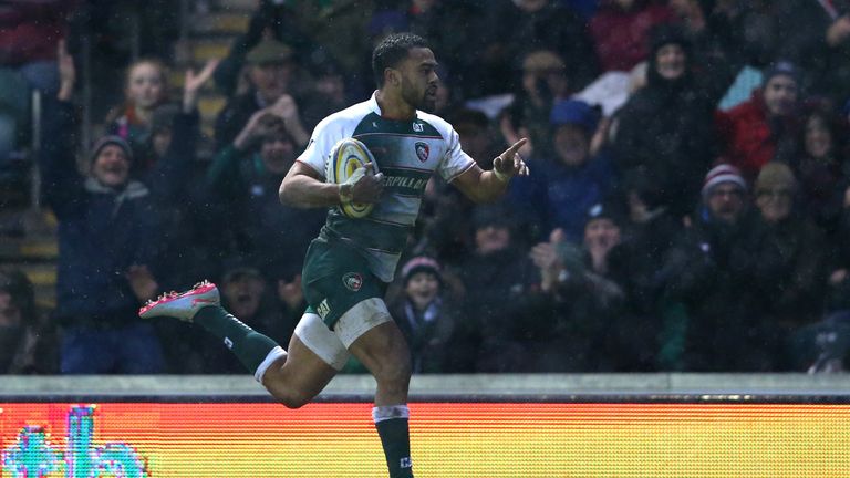 Telusa Veainu  races away to score a breakaway try for Leicester