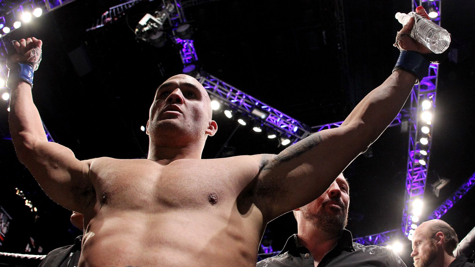 Robbie Lawler retained his UFC welterweight title against Carlos Condit ...