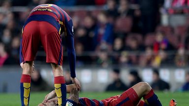 Image of Suarez lies on the floor after the collision with Etxeita