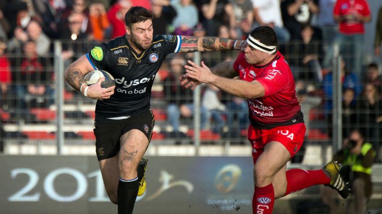 Bath winger Matt Banahan evades Toulon's Guilhem Guirado 