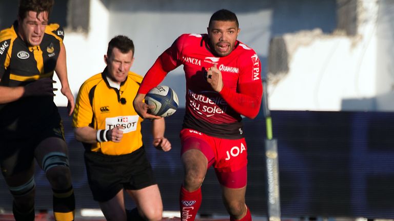 South African winger Bryan Habana runs with the ball