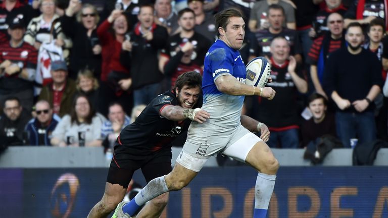Chris Wyles breaks away from Toulouse full-back Maxime Medard
