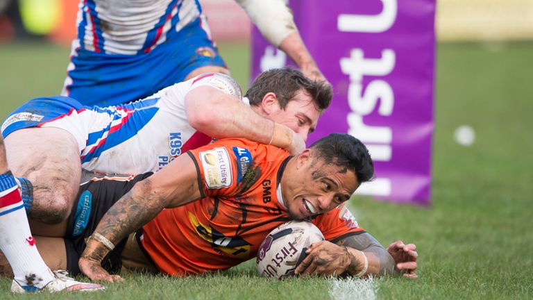Ben Roberts squeezes over the line for Castleford's second try