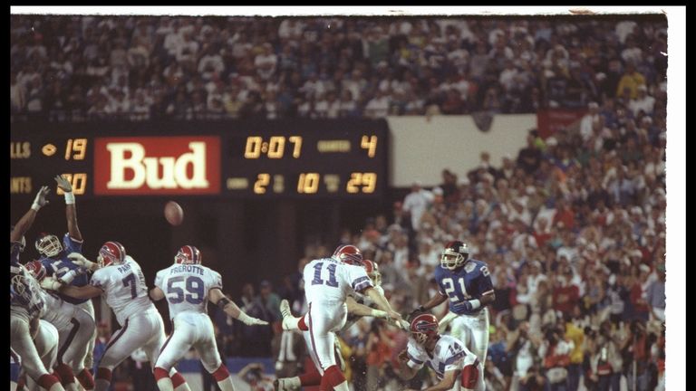 Buffalo Bills kicker Scott Norwood misses with his field goal attempt to win Super Bowl XXV