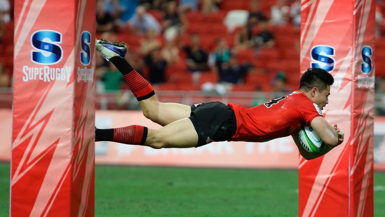  Akihito Yamada dives over for the Sunwolves