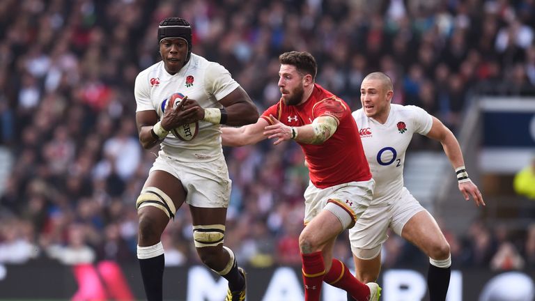 Maro Itoje goes past Alex Cuthbert 