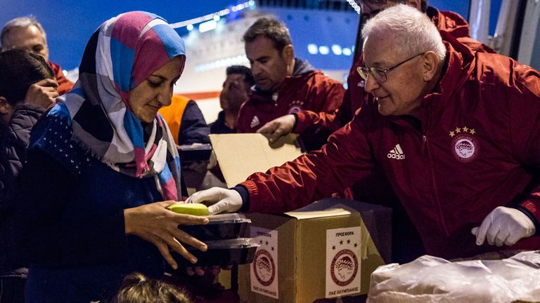 Olympiakos distribute supplies to refugees