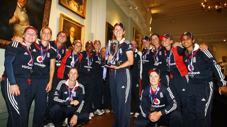 Charlotte Edwards (centro) capitaneó a Inglaterra para el éxito de Ashes, World Cup y World T20 en 2009