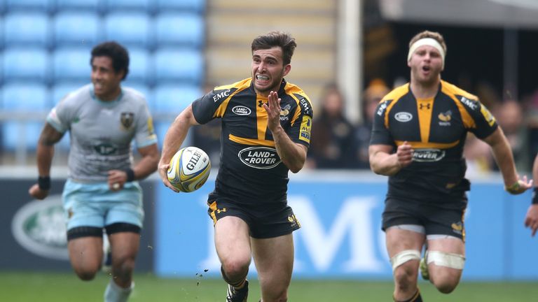 Craig Hampson of Wasps breaks with the ball 