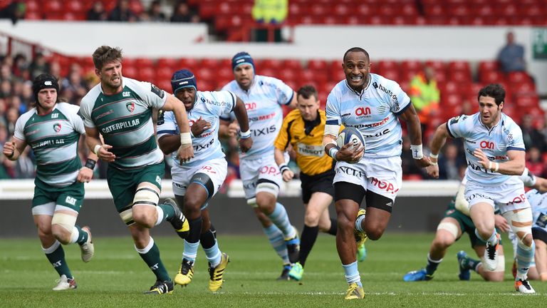 Joe Rokocoko powers through the Leicester defence 