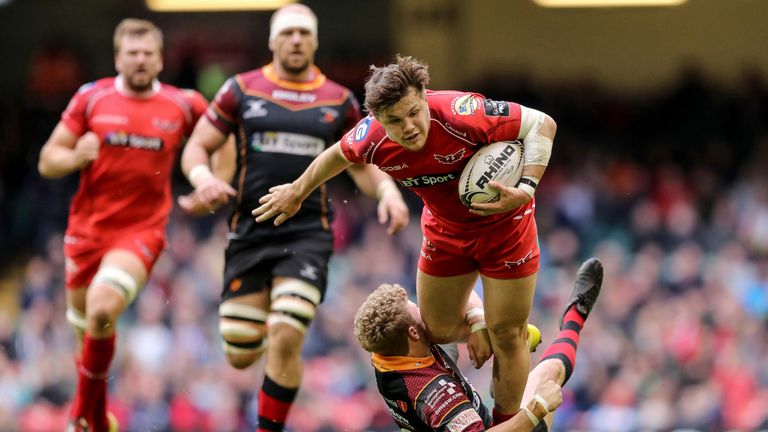 The win helps the Scarlets keep the heat on Ulster in the battle for a play-off place