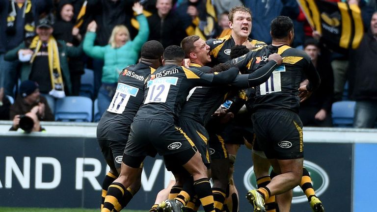 Wasps' players celebrate Gopperth's match-winning conversion
