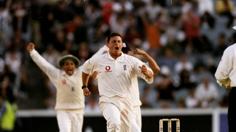 Darren Gough celebra mientras Inglaterra gana la cuarta Prueba de Cenizas contra Australia en el MCG en 1998