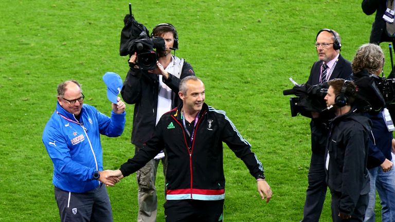 Conor O'Shea shakes hands with Jake White after the final whistle