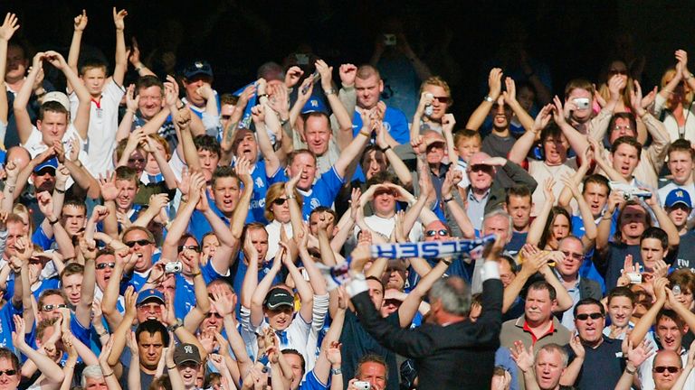 Ranieri salutes the Chelsea fans before leaving the club in 2004