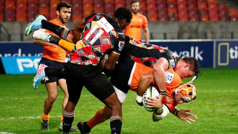 Tomas Lavanini is tackled by Stefan Willemse of the Kings