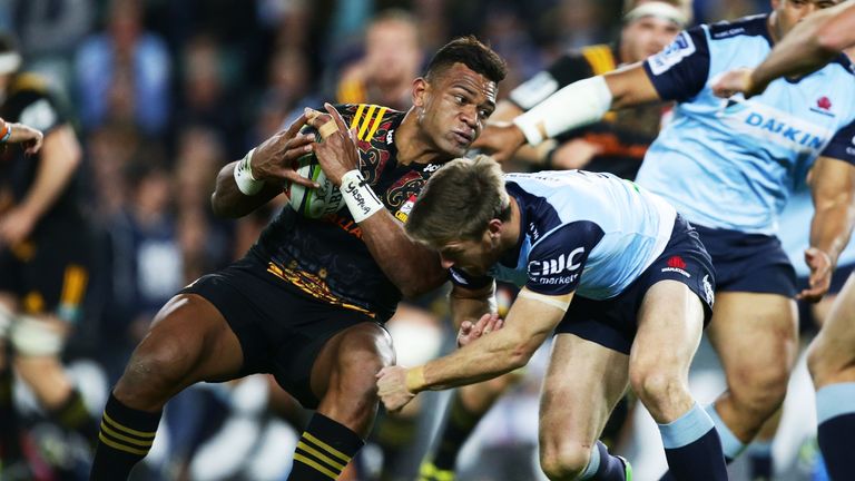 Seta Tamanivalu is tackled by Rob Horne 