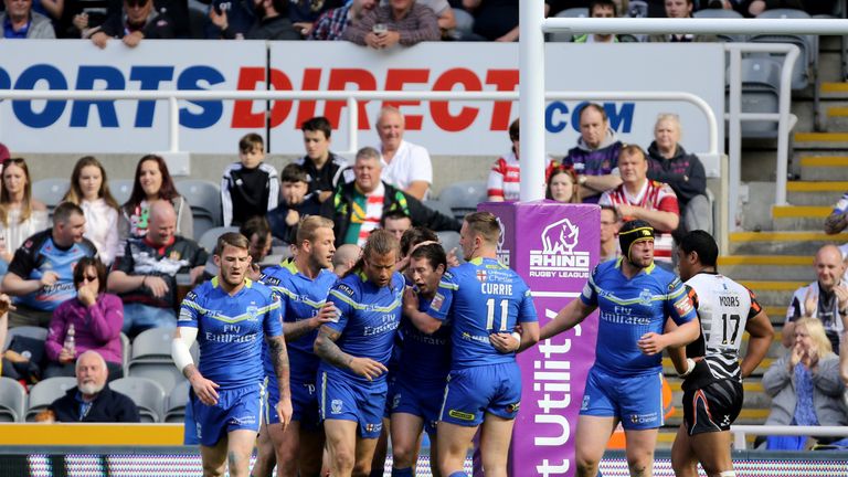 Warrington Wolves' Kurt Gidley (centre right) celebrates after scoring a try against Castleford
