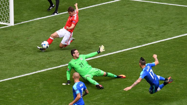 Ben Davies clears Marek Hamsik's shot
