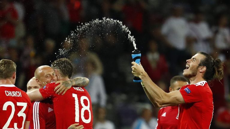 Gareth Bale starred as Wales cruised past Russia to leagfrog England and qualify as group winners