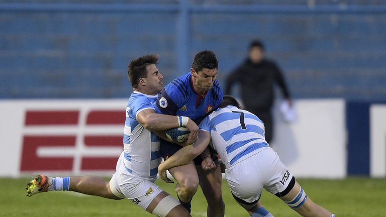 France's wing Xavier Mignot (C) is tackled by Argentina's Facundo Isa (L) and flanker Tomas Lezana 