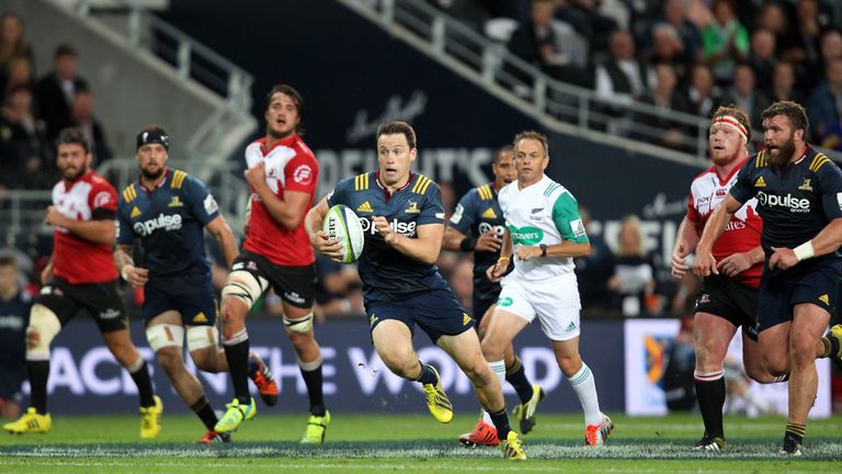 Ben Smith runs with the ball against the Lions in round 3